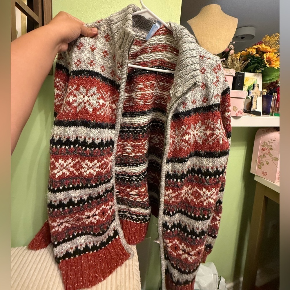 Denver Hayes Red and Gray Knit Pullover